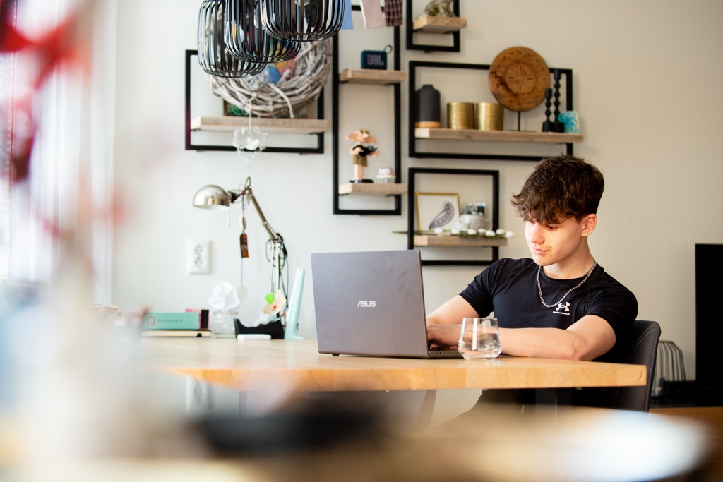 Digitaal (afstands)onderwijs kan perspectief bieden voor thuiszittende kinderen en jongeren.